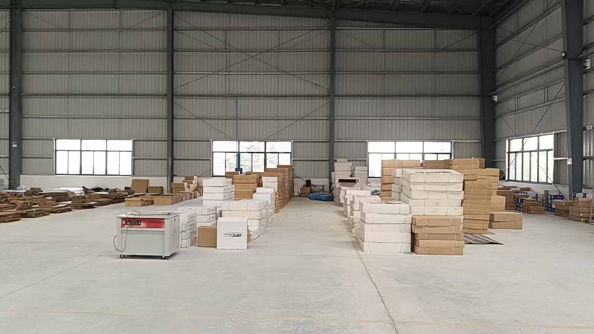 ภายในโรงงาน HUAXIANG — คลังสินค้าและพื้นที่จัดเก็บ